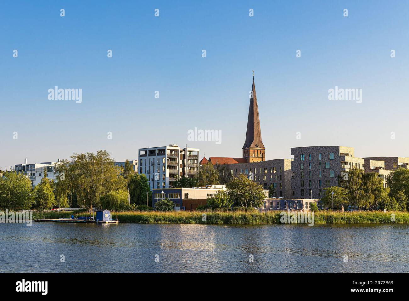 Vista sul fiume Warnow fino alla città anseatica di Rostock. Foto Stock
