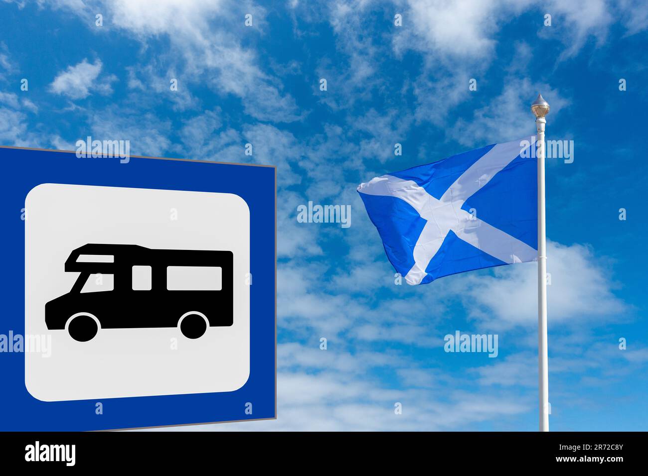Bandiera di Scozia con cartello motorhome. Indagini di polizia, fondi SNP, arresti... concetto Foto Stock