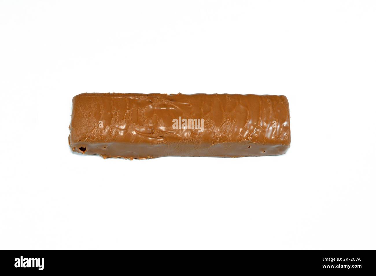 Barra di caramello al cioccolato, una deliziosa fusione di arachidi croccanti, caramello dolce e un centro cremoso, il tutto rivestito in cioccolato al latte liscio, fuoco selettivo Foto Stock