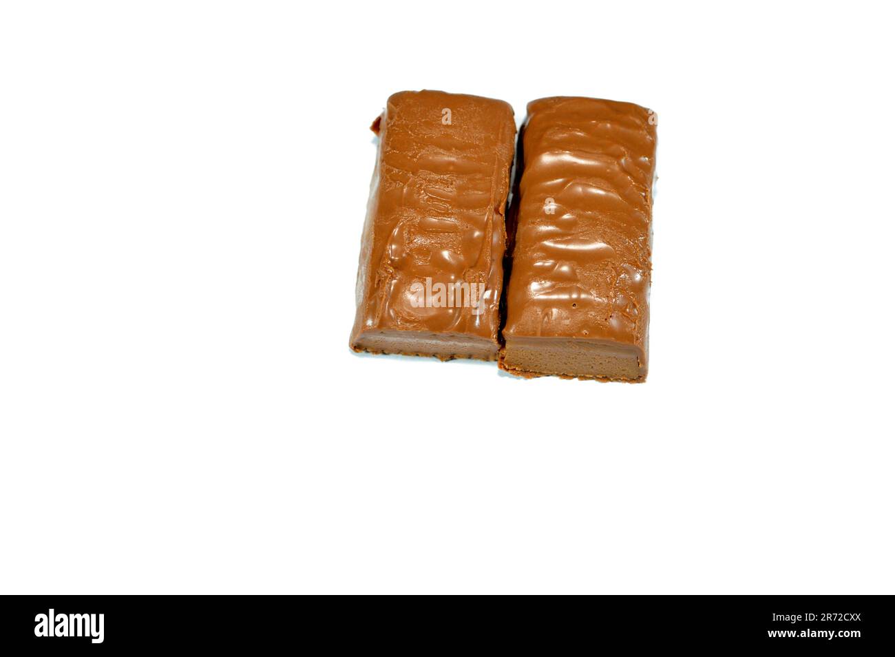 Barra di caramello al cioccolato, una deliziosa fusione di arachidi croccanti, caramello dolce e un centro cremoso, il tutto rivestito in cioccolato al latte liscio, fuoco selettivo Foto Stock
