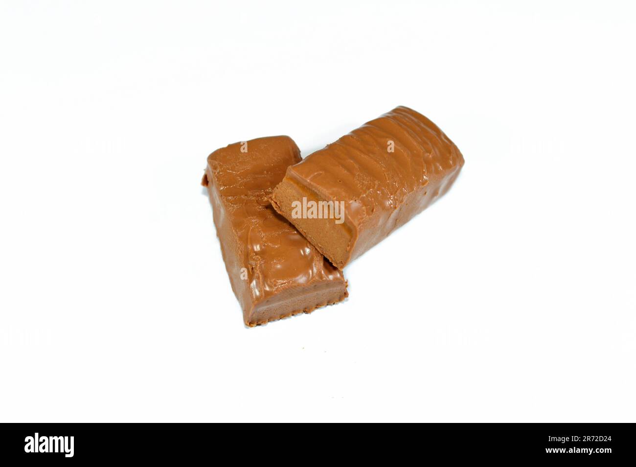 Barra di caramello al cioccolato, una deliziosa fusione di arachidi croccanti, caramello dolce e un centro cremoso, il tutto rivestito in cioccolato al latte liscio, fuoco selettivo Foto Stock