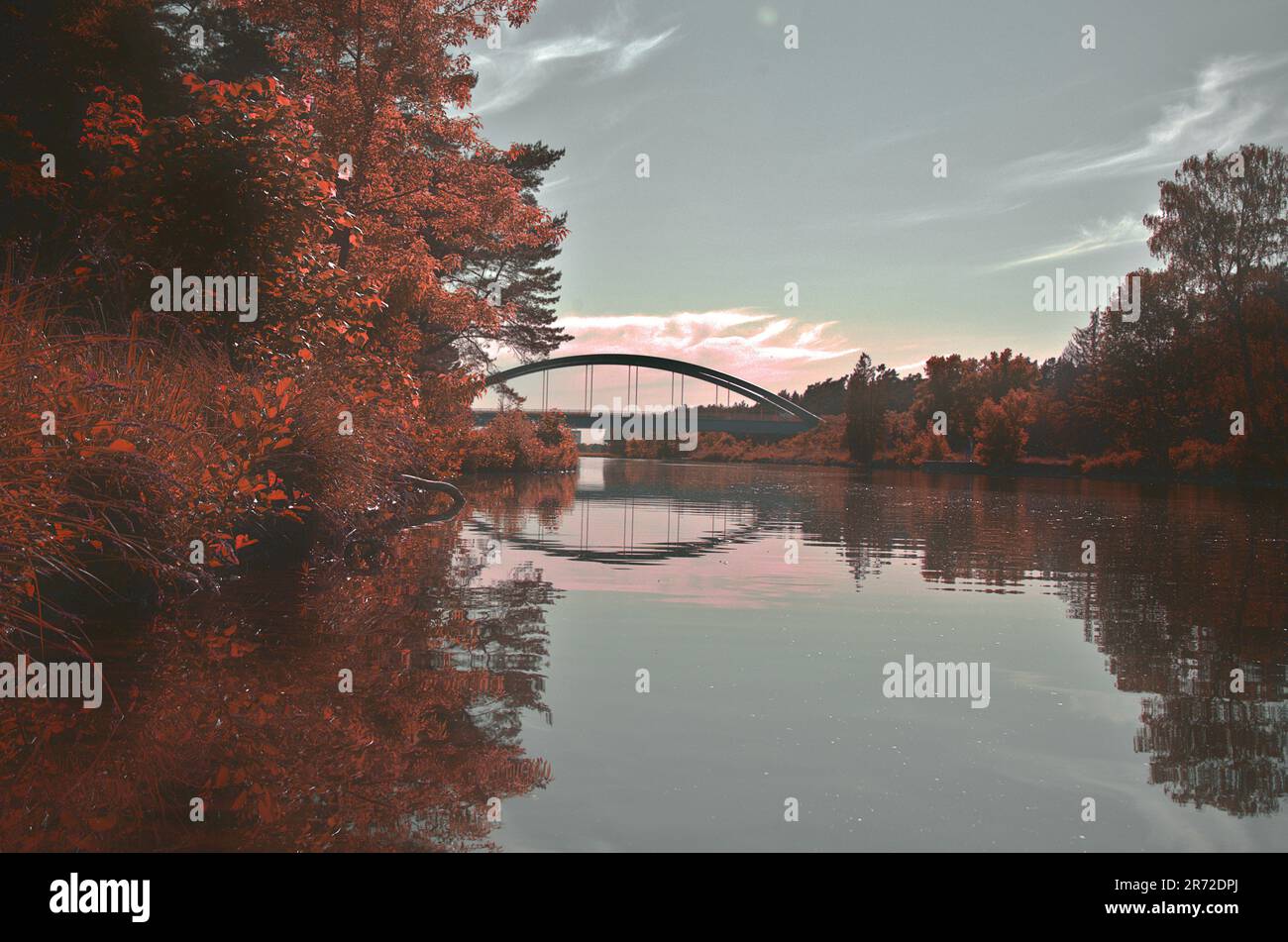 Serenità al suo meglio: Bellissimo ponte riflesso in acqua Foto Stock