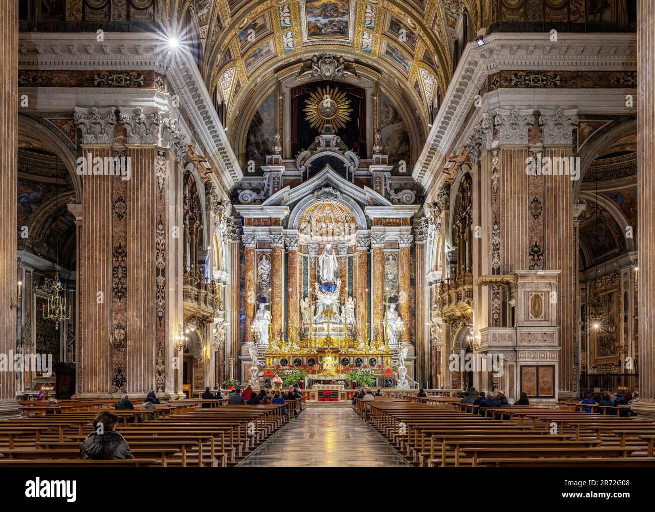 Napoli, Italia - 5 gennaio 2023: Interno e dettagli della chiesa barroca di Gesu nuovo (Chiesa del Gesu nuovo) a Napoli. Foto Stock