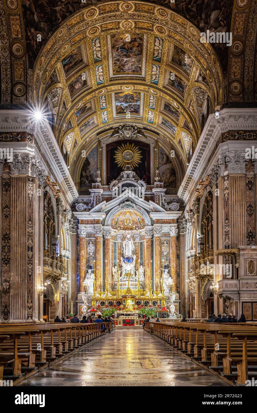 Napoli, Italia - 5 gennaio 2023: Interno e dettagli della chiesa barroca di Gesu nuovo (Chiesa del Gesu nuovo) a Napoli. Foto Stock