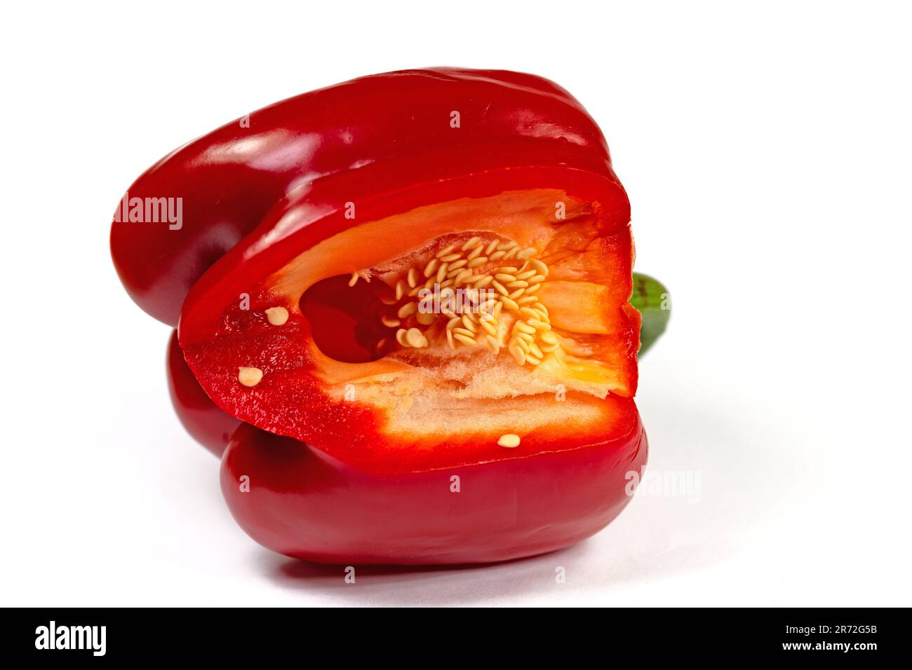 Peperone rosso a fette su fondo bianco Foto Stock