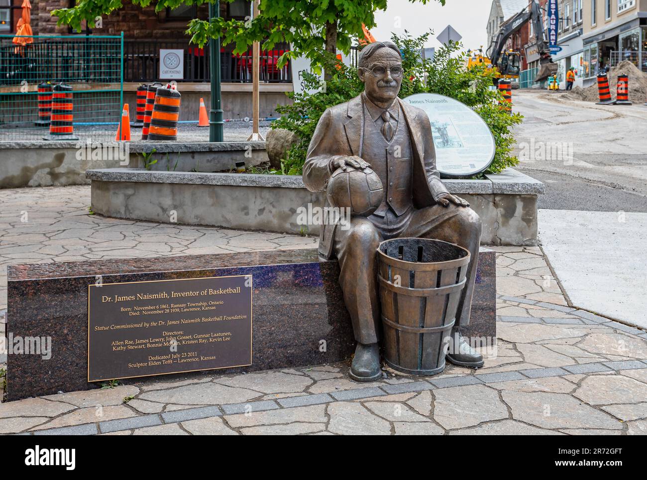 Statua di James Naismith, inventore del basket, ad Almonte, Ontario, Canada, Il 24 maggio 2023 Foto Stock