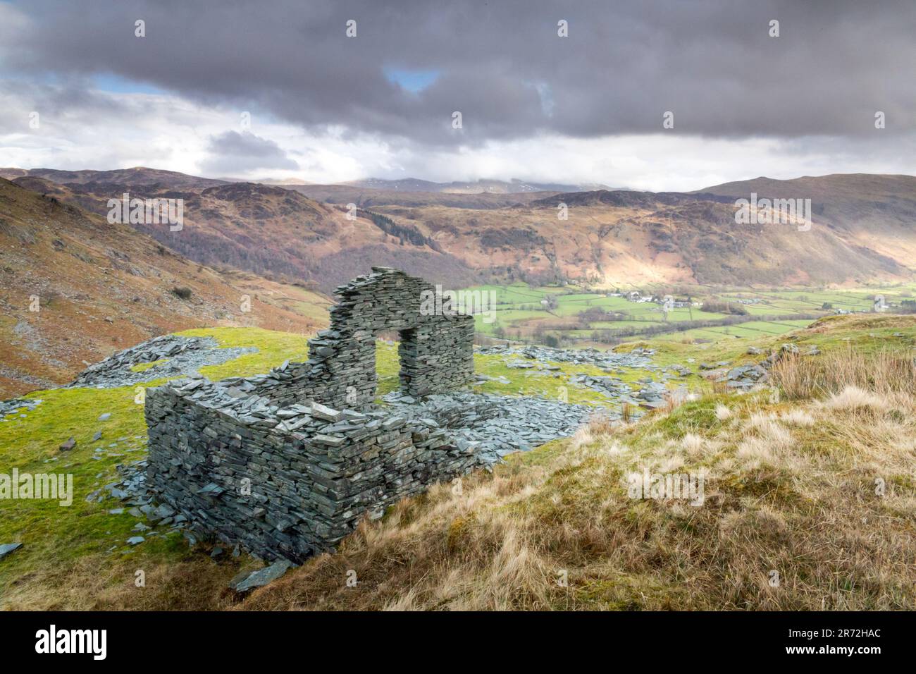 Un edificio abbandonato di una miniera di ardesia si affaccia su Borrowdale sotto i cieli spettacolari del Lake District National Park, Cumbria, Inghilterra. Foto Stock