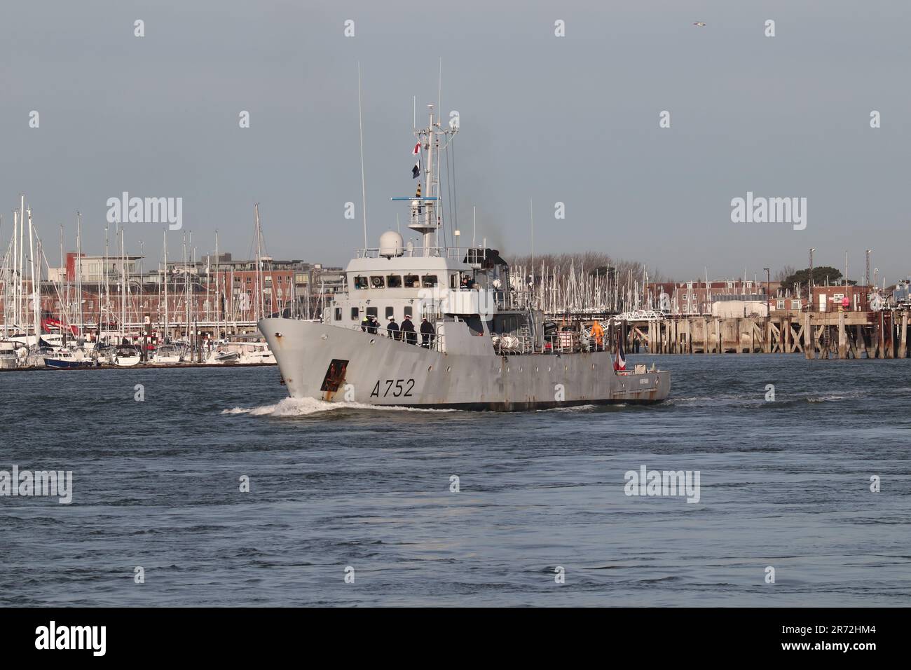 La nave squadrone di addestramento navale francese della classe leopardo FS GUEPARD in partenza dalla base navale Foto Stock