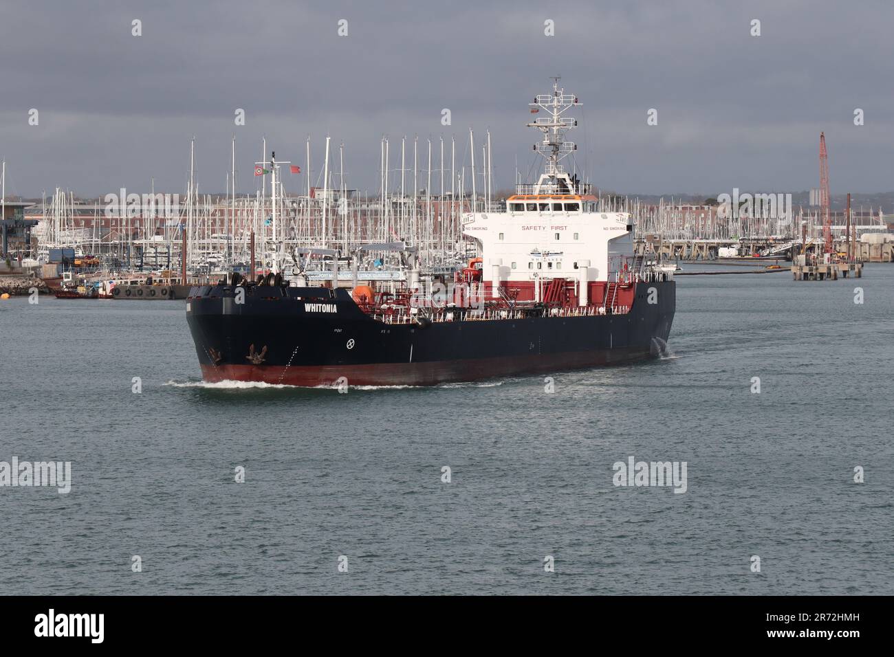La petroliera MV WHITONIA esce dal porto Foto Stock