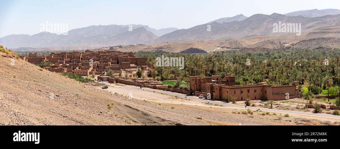 Vista del villaggio di Tamenougalt con le sue tipiche case in argilla nella valle di Draa, Marocco Foto Stock