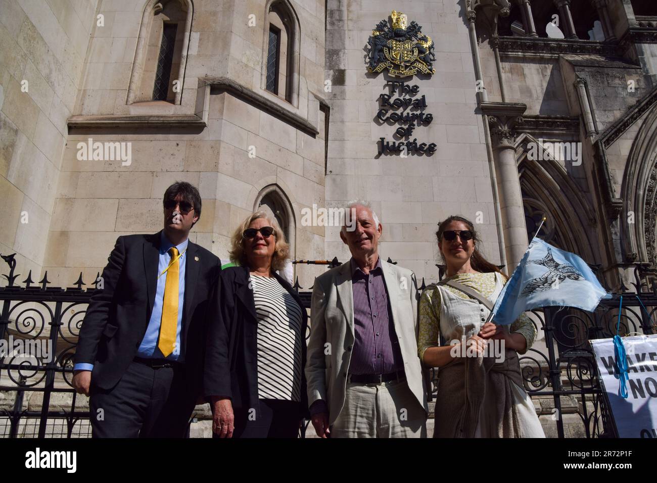 Londra, Regno Unito. 8th giugno 2023. I membri del Waverley Borough Council si trovano al di fuori della Royal Courts of Justice, in vista della revisione giudiziaria del permesso di pianificazione per UK Oil & gas di esplorare i combustibili fossili vicino al villaggio di Dunsfove. Foto Stock
