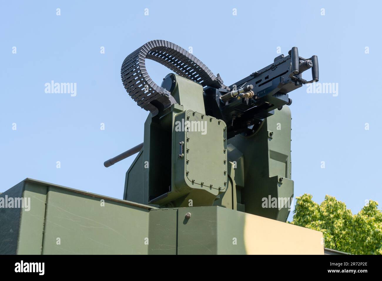.50 cal M2 pistola pesante Browning sulla parte superiore di un veicolo blindato color camouflage verde Foto Stock
