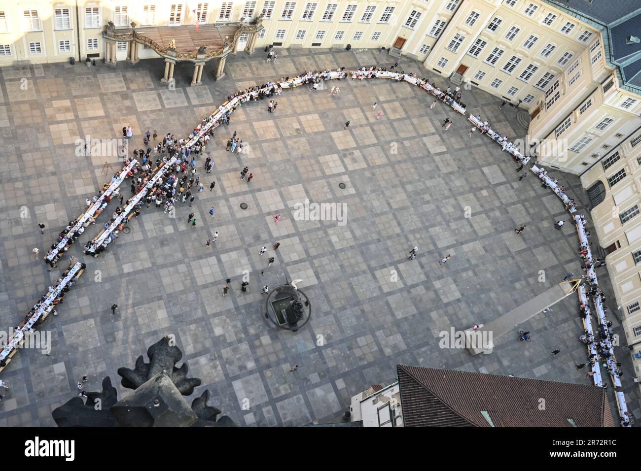 La gente si è riunita questa sera nel complesso del Castello di Praga per un festival di quartiere con il presidente Petr Pavel che si è riunito e si è Unito ai partecipanti seduti ai tavoli Uniti rivestiti di bianco che circondano la Cattedrale di San Vito e costruiti a forma di cuore come simbolo di connessione eterna. L'evento, inteso a simboleggiare la nuova apertura del Castello di Praga sotto Pavel come nuovo presidente, è stato organizzato dall'associazione Pianos in strade. Un evento simile si è tenuto tre anni fa sul Ponte Carlo, a quel tempo destinato a porre fine simbolicamente all'era COVID e a mostrare la rinascita dell'histo Foto Stock