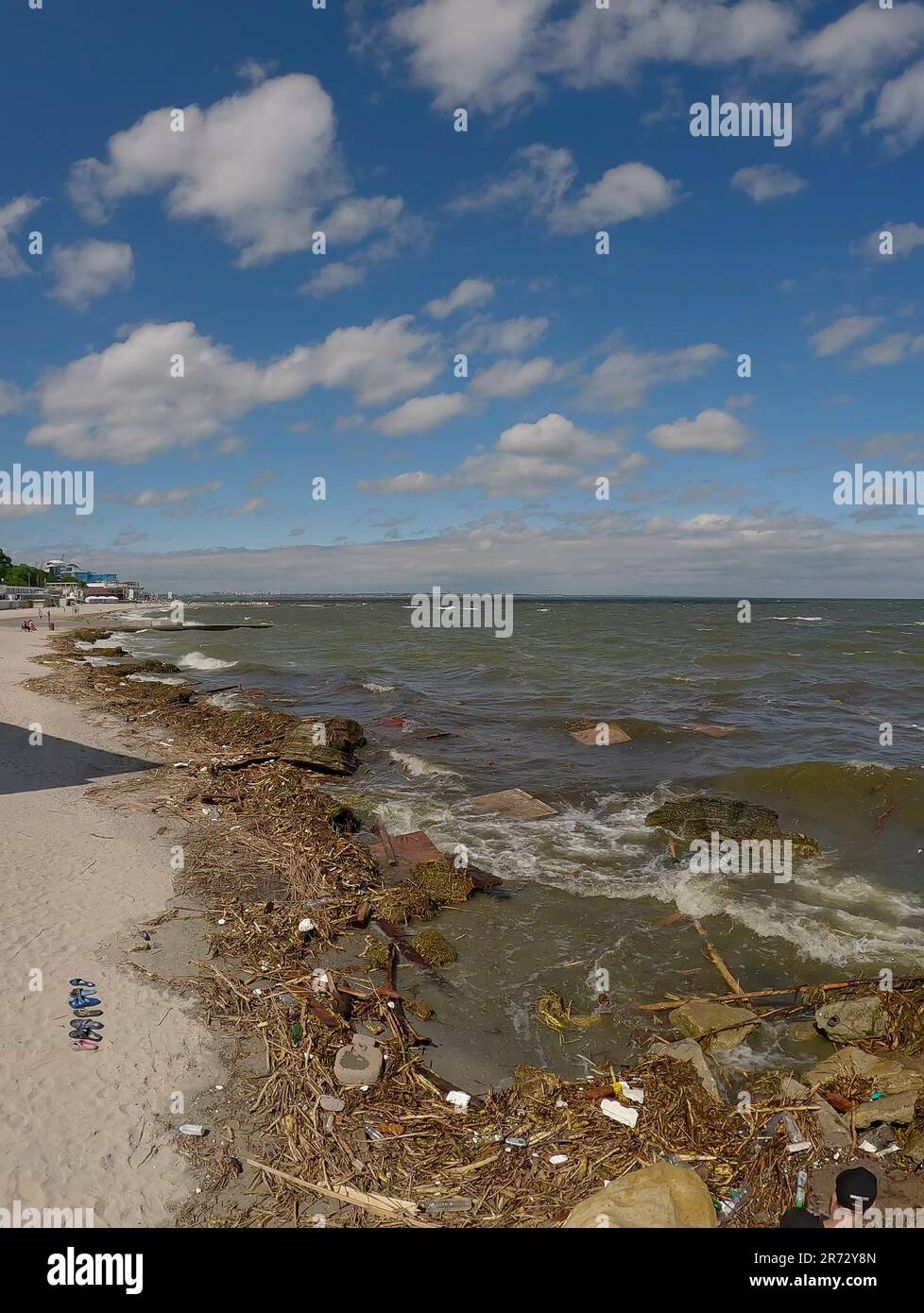 I detriti galleggianti hanno raggiunto le spiagge del Mar Nero a Odessa, Ucraina. Disastro ambientale causato dall'esplosione della diga della centrale idroelettrica di Kakhovka Foto Stock