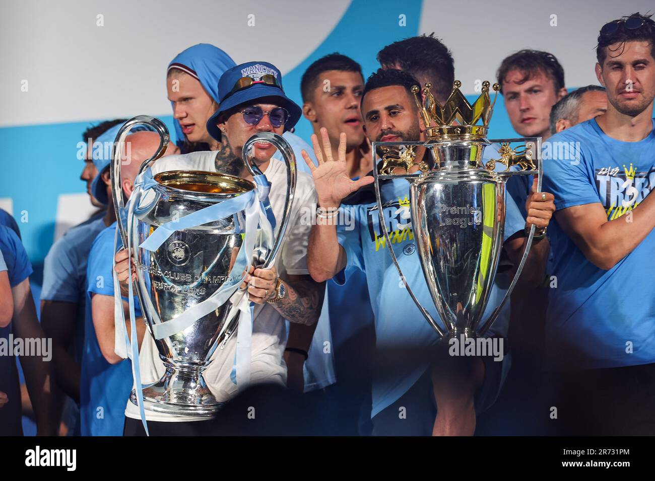 Riyad Mahrez #26 di Manchester City e Ederson #31 di Manchester City sollevano il Champions League Trophy e il Premier League Trophy sul palco durante la sfilata di vittoria degli alti della città di Manchester a St Peter's Square, Manchester, Regno Unito, 12th giugno 2023 (Foto di Mark Cosgrove/News Images) in, il 6/12/2023. (Foto di Mark Cosgrove/News Images/Sipa USA) Credit: Sipa USA/Alamy Live News Foto Stock