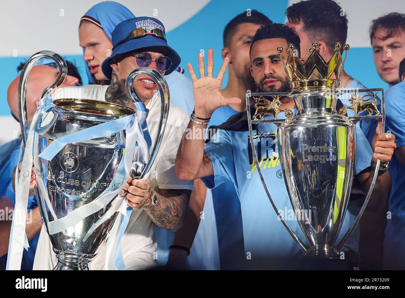 Riyad Mahrez #26 di Manchester City e Ederson #31 di Manchester City sollevano il Champions League Trophy e il Premier League Trophy sul palco durante la sfilata di vittoria degli alti della città di Manchester a St Peter's Square, Manchester, Regno Unito, 12th giugno 2023 (Foto di Mark Cosgrove/News Images) in, il 6/12/2023. (Foto di Mark Cosgrove/News Images/Sipa USA) Credit: Sipa USA/Alamy Live News Foto Stock
