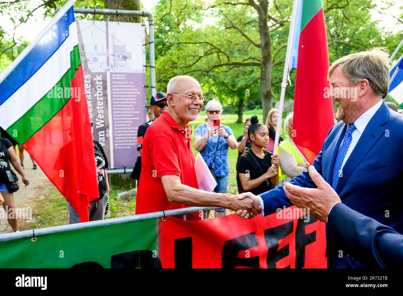 Westerbork, Niederlande. 12th giugno, 2023. Re Willem-Alexander dei Paesi Bassi a Westerbork, il 12 giugno 2023, per visitare la performance East Side Story nel comune di Midden-Drenthe, Fa parte del trittico teatrale dall'altra parte sulla storia Molucca-Olandese e l'arrivo di 12.500 soldati KNIL Molucchi e le loro famiglie nei Paesi Bassi più di settant'anni fa Credit: Albert pH vd Werf/Netherlands OUT/Point De Vue OUT/dpa/Alamy Live News Foto Stock