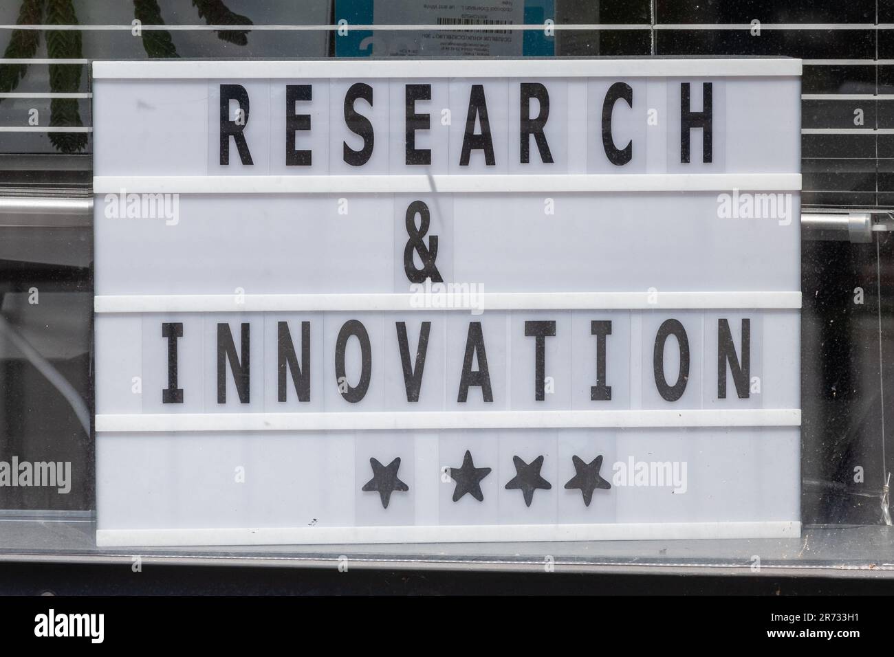 Ricerca e innovazione quattro stelle visualizzate nella finestra dell'Università di Portsmouth, Hampshire, Inghilterra, Regno Unito Foto Stock