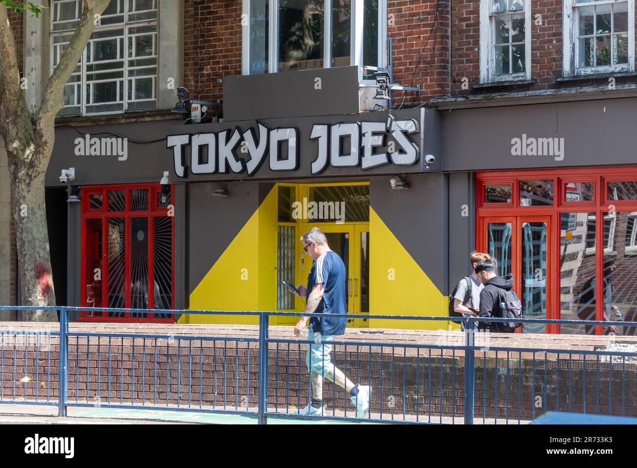 Tokyo Joes bar e nightclub business con persone a piedi, Portsmouth centro città, Hampshire, Inghilterra, Regno Unito Foto Stock