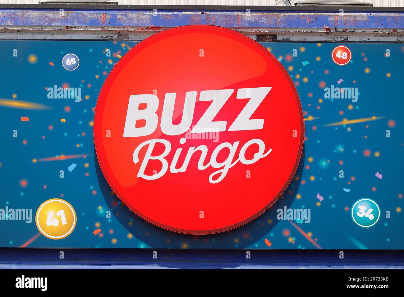 Un primo piano di un cartello Buzz Bingo fuori da una sala bingo a Barnsley, South Yorkshire Foto Stock