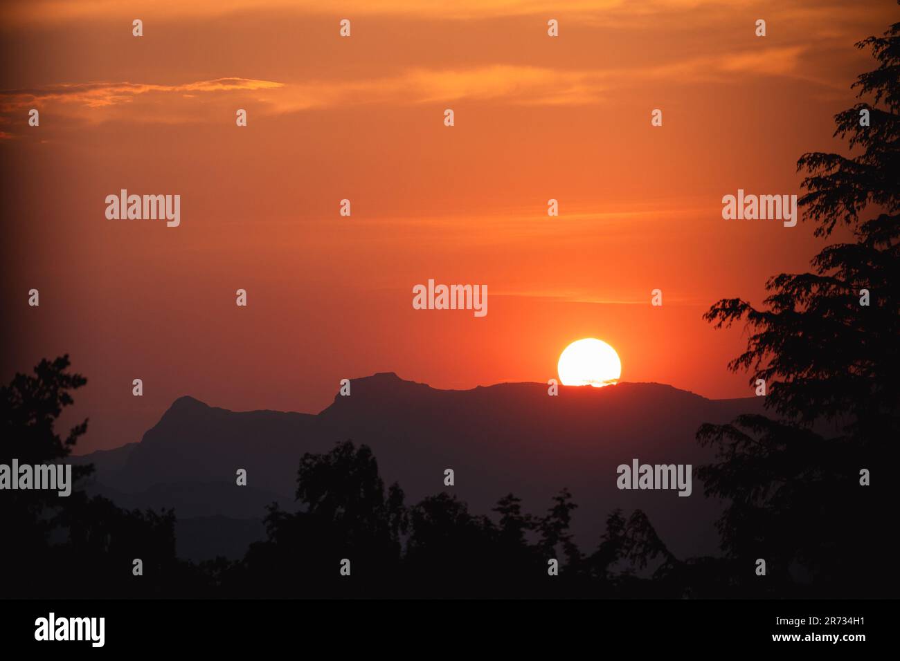 Cumbria, Regno Unito. 12th giugno, 2023. Meteo dopo il giorno più caldo dell'anno 30c tramonto sul Langdale Pikes come visto da Windermere Village Credit: Gordon Shoosmith/Alamy Live News Foto Stock