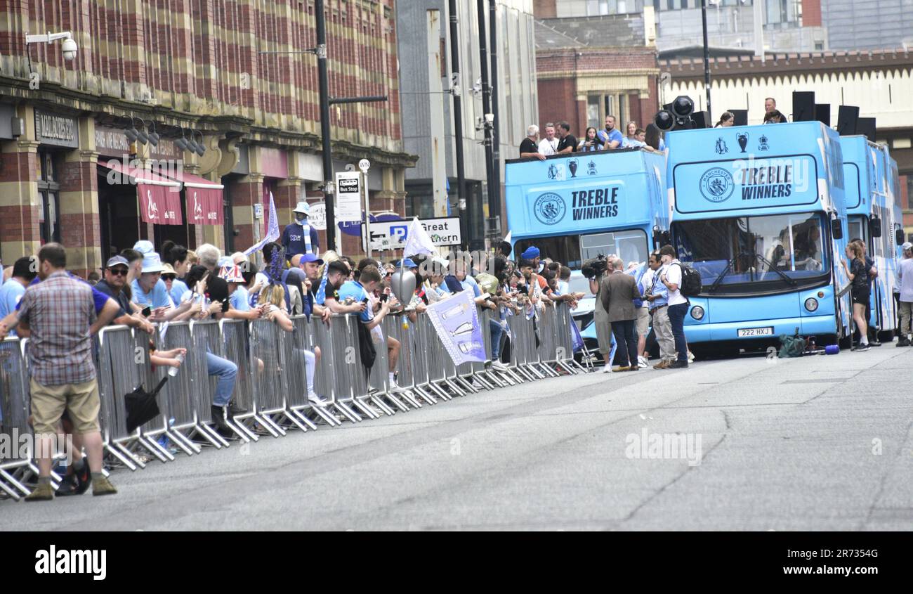 Manchester, Regno Unito. 12th giugno, 2023. I tifosi aspettano che il Manchester City Football Club si prepari a tenere una parata di vittoria in autobus scoperto nel centro di Manchester, nel Regno Unito, per segnare il successo della vittoria degli alti: La Premier League, la fa Cup e la Champions League. Il sabato Man City ha battuto l'Inter Milan a Istanbul per assicurarsi la vittoria della Champions League. La sfilata di autobus scoperti passava per il centro di Manchester, sotto la vista di grandi folle entusiaste, nonostante la tempesta e la pioggia intensa. Credit: Terry Waller/Alamy Live News Foto Stock