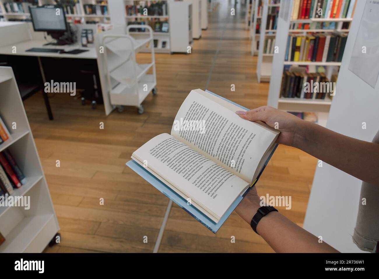 Helsinki, Finlandia - 22 agosto 2022: Biblioteca centrale di Helsinki Oodi. Luogo d'incontro con una gamma di servizi dal design moderno nel centro della città. Interno dell'edificio con finestre di vetro Foto Stock