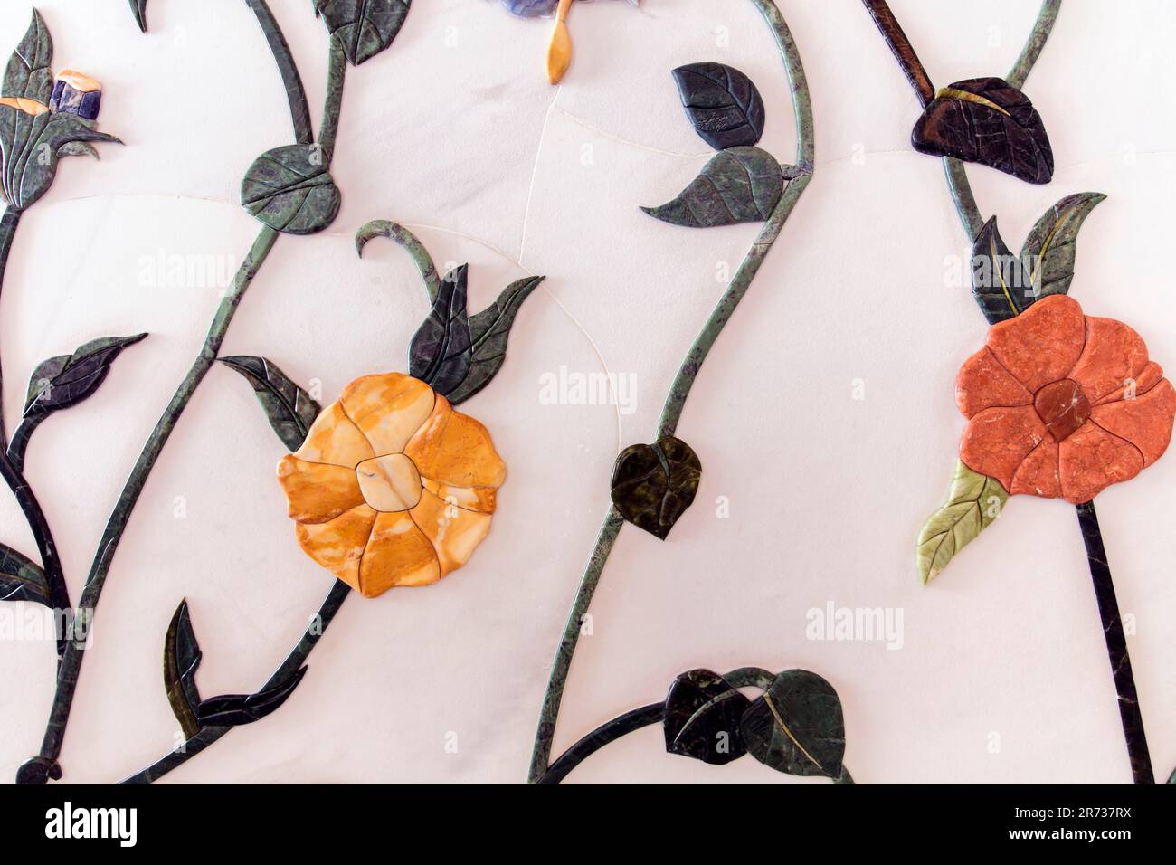 Dettagli architettonici di fiori e piante nella Grande Moschea dello Sceicco Zayed, Abu Dhabi, Emirati Arabi Uniti Foto Stock