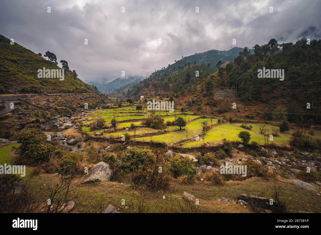 Nuvole scure su una valle di Karakar in Swat Pakistan Foto Stock