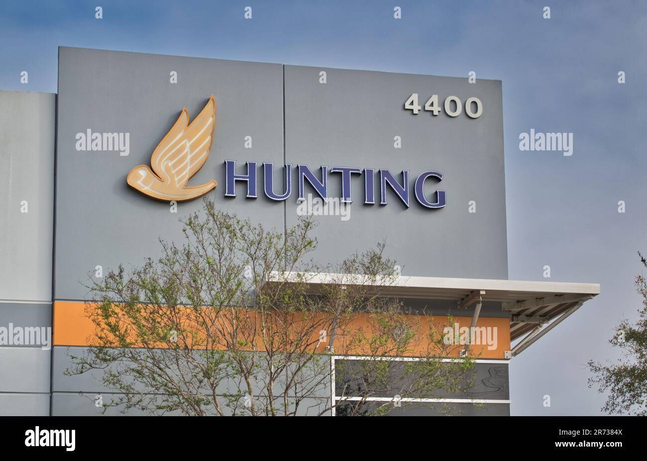 Houston, Texas USA 02-25-2023: Hunting Energy Services, facciata esterna dell'edificio degli uffici a Houston, Texas. Produttore di componenti per perforazione di fori di trivellazione. Foto Stock