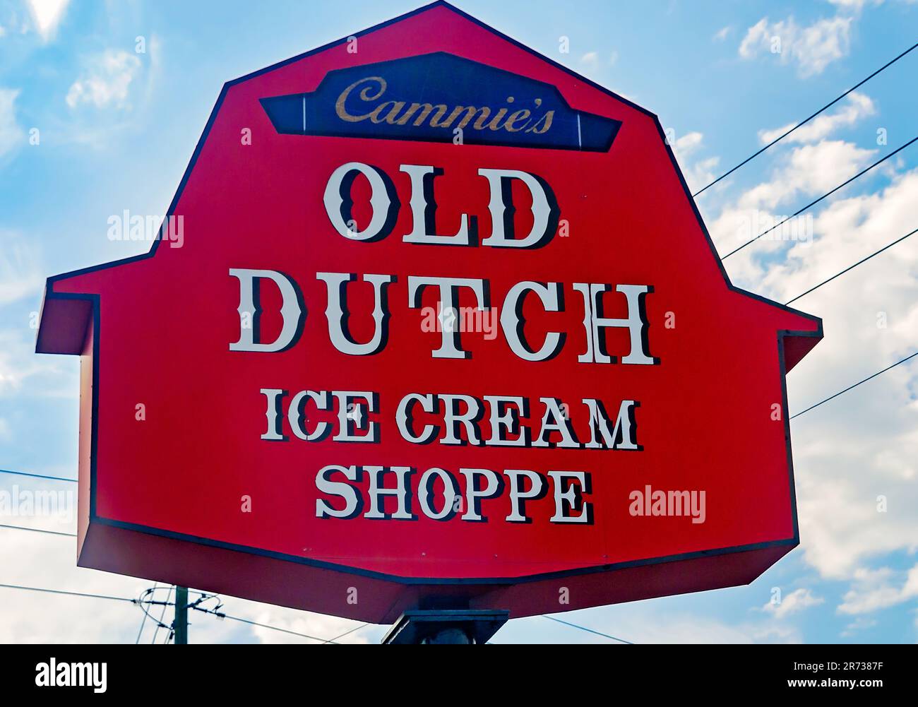 Un segno per la vecchia gelateria olandese di Cammie è raffigurato il 31 maggio 2023 a Mobile, Alabama. La gelateria è stata fondata nel 1969. Foto Stock