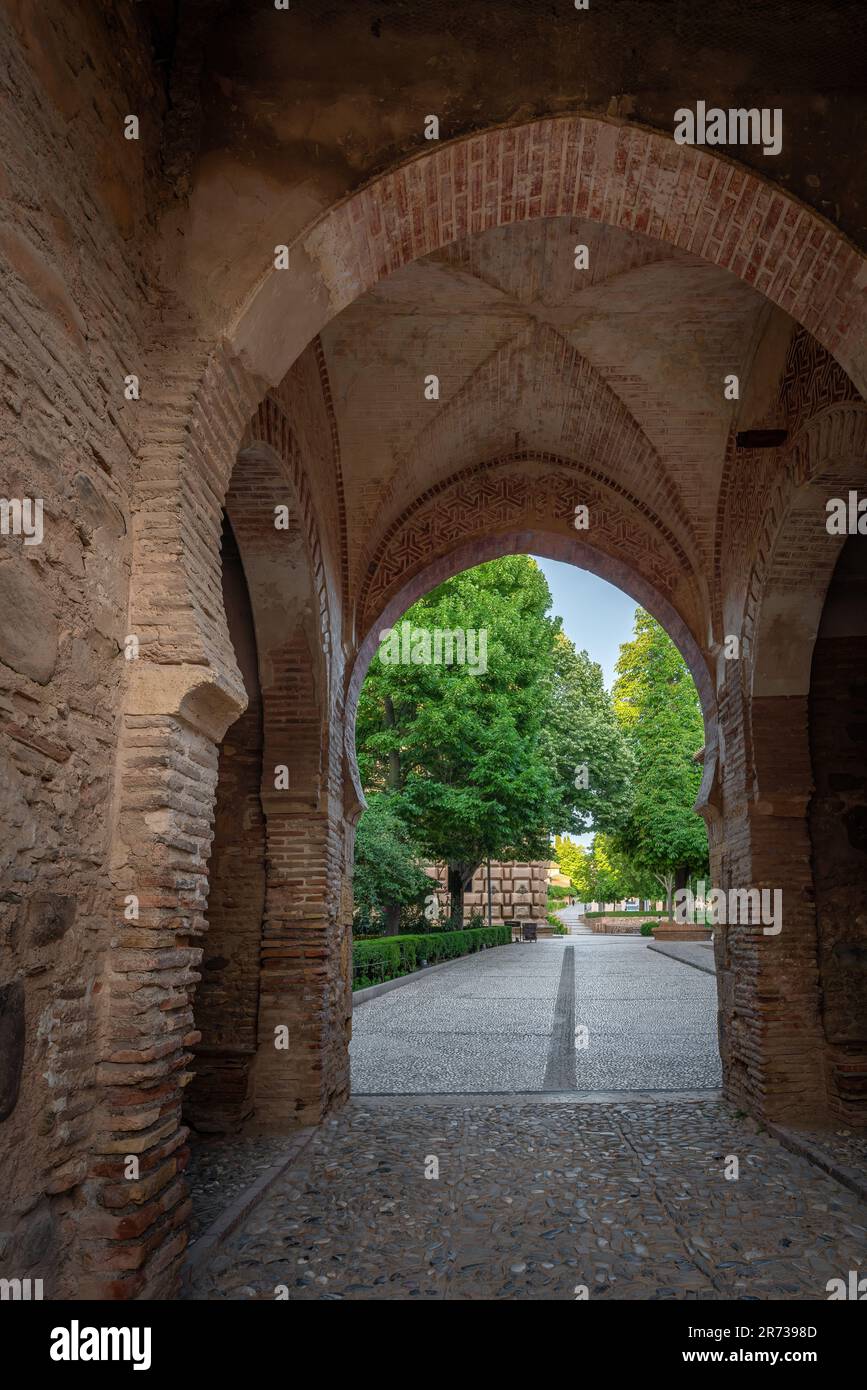 Interno della porta del vino (Puerta del vino) in Alhambra - Granada, Andalusia, Spagna Foto Stock