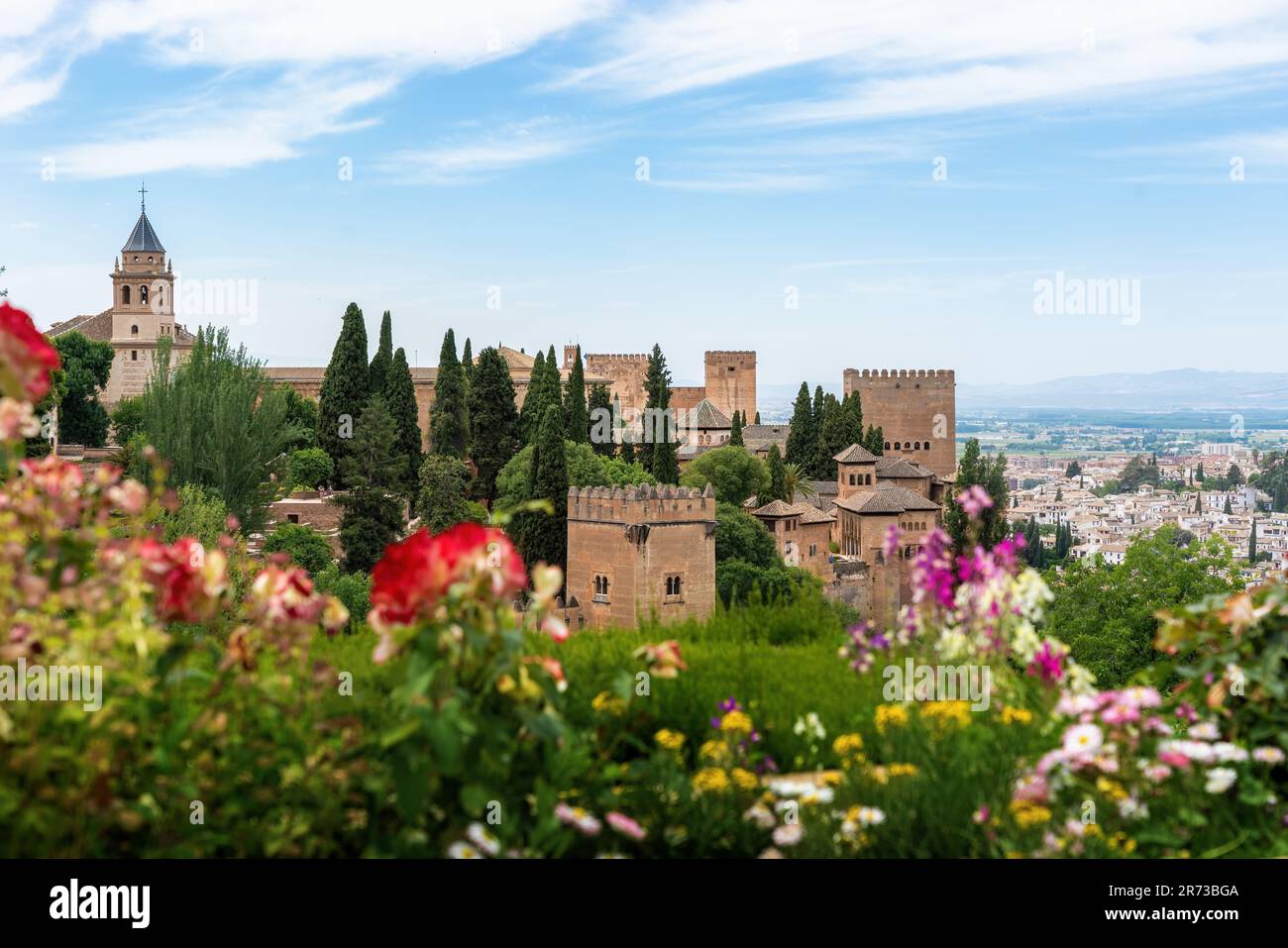 Vista dell'Alhambra con fiori - Granada, Andalusia, Spagna Foto Stock