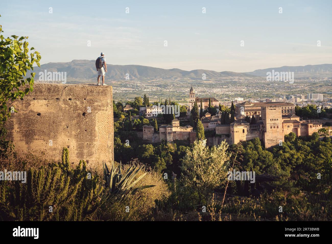 Tourist guardare Alhambra vista da San Miguel Alto Viewpoint - Granada, Andalusia, Spagna Foto Stock