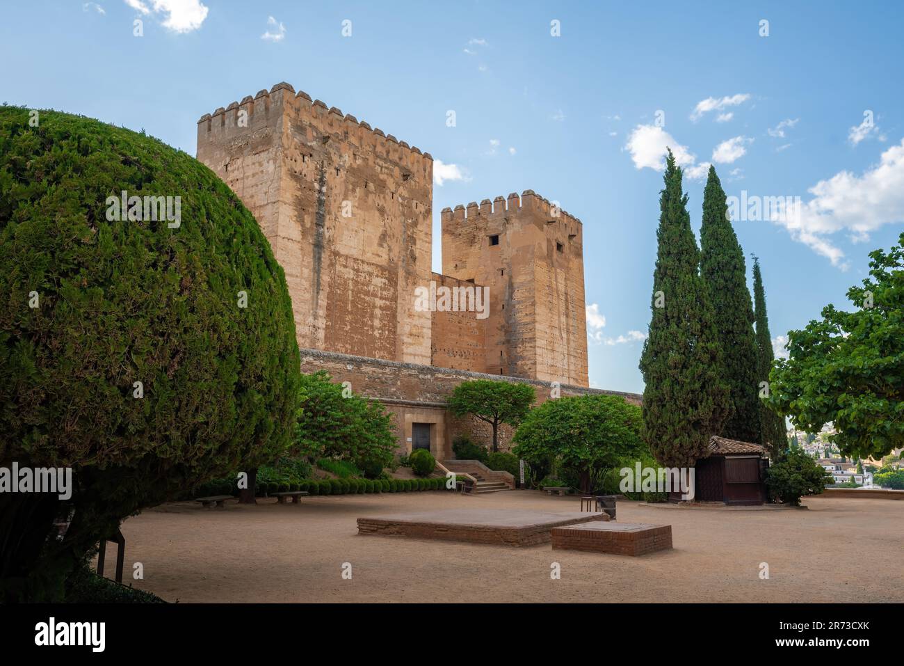 Plaza de los Aljibes (Piazza delle cisterne) con le Torri dell'Alcazaba nella fortezza dell'Alhambra - Granada, Andalusia, Spagna Foto Stock