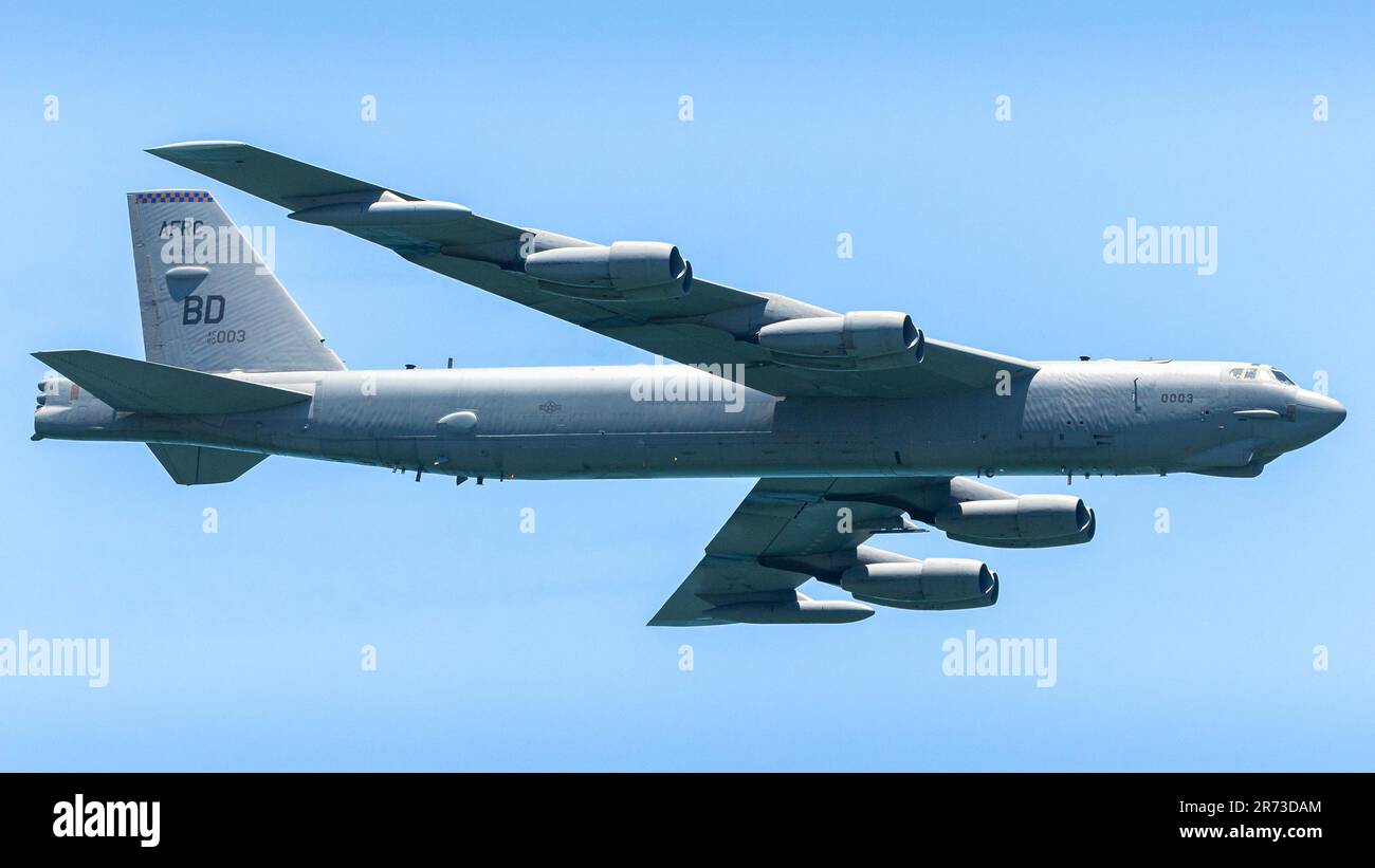 Il grande bombardiere volando sopra. Foto Stock