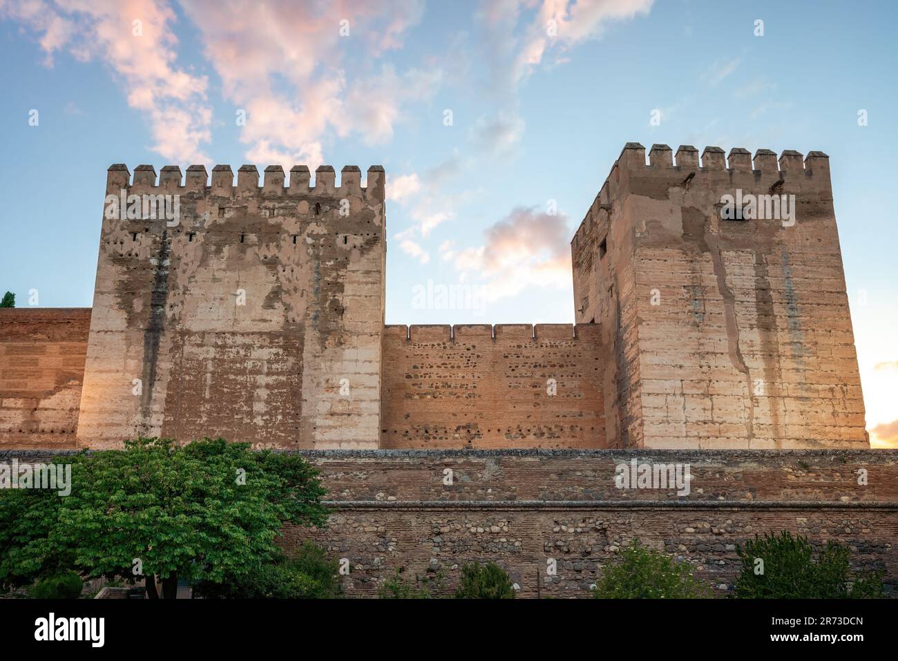 Alcazaba al tramonto con Torre del Homenaje (Torretta) e Broken Tower (Torre Quebrada) all'Alhambra - Granada, Andalusia, Spagna Foto Stock