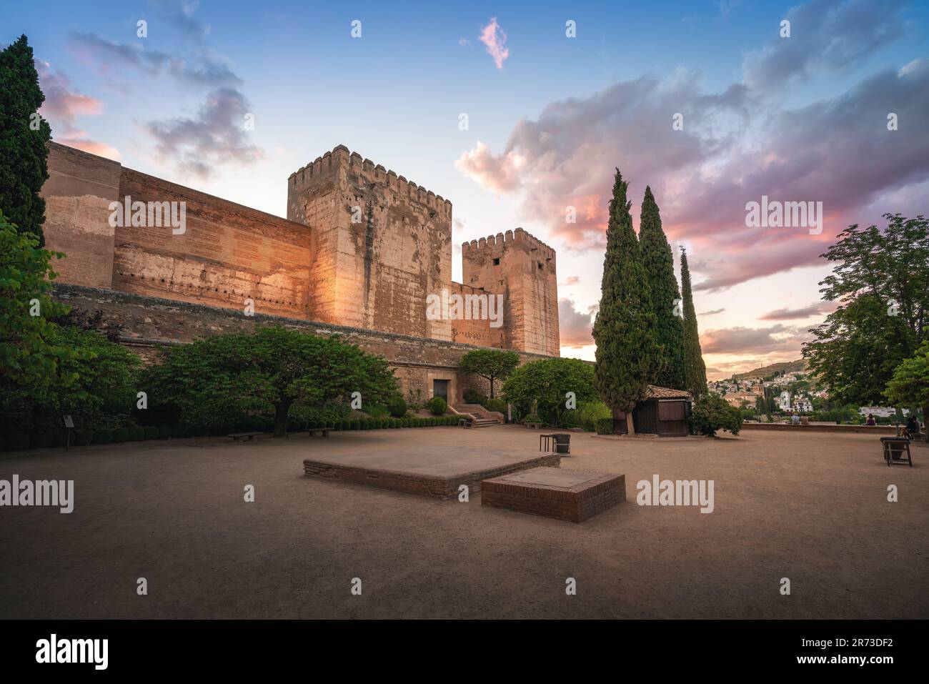 Plaza de los Aljibes (Piazza delle cisterne) con le Torri Alcazaba nella fortezza dell'Alhambra al tramonto - Granada, Andalusia, Spagna Foto Stock