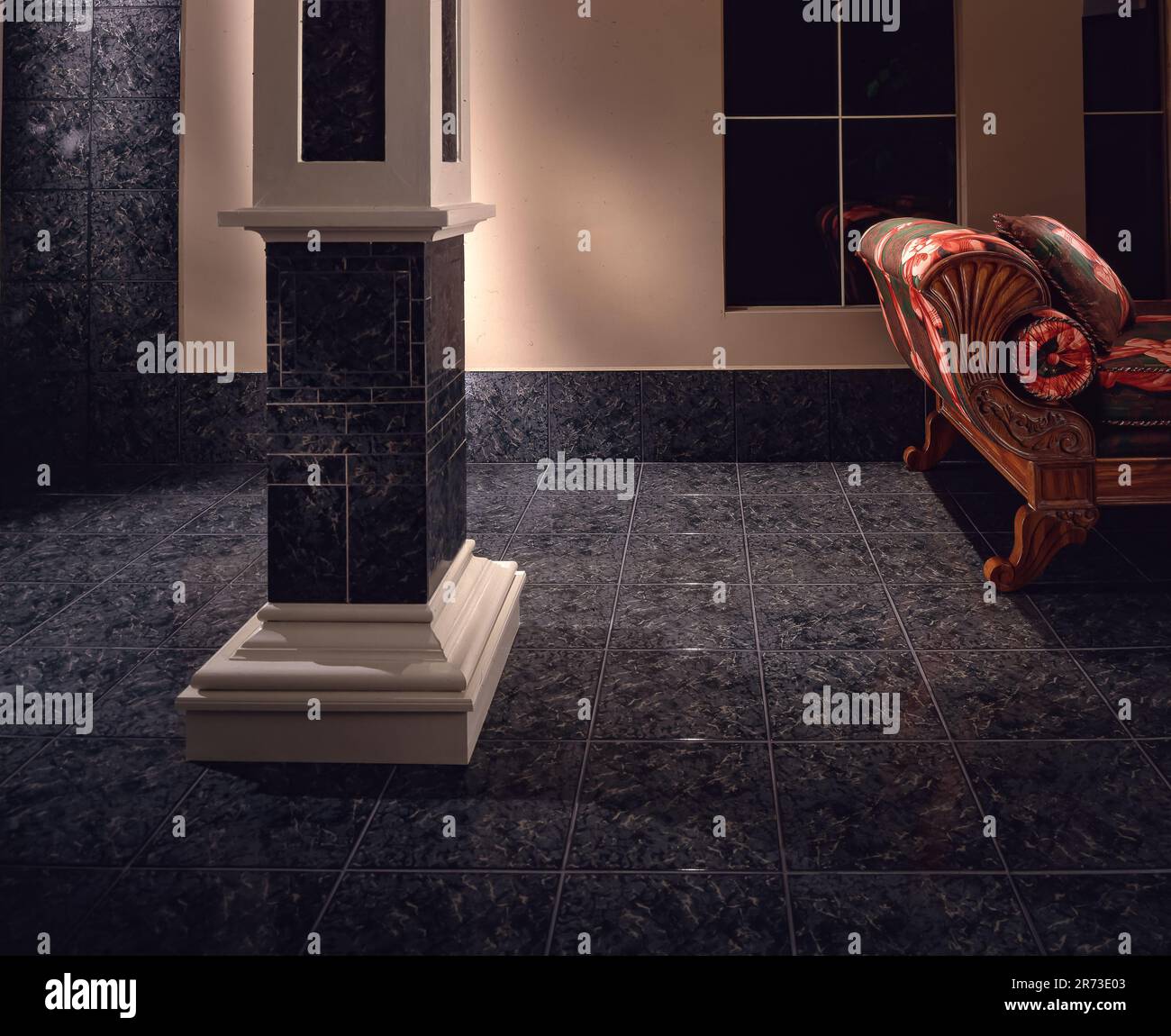 Eleganti interni di lusso con pavimento in piastrelle di marmo scuro lucido, colonna decorativa e divano decorato in un sofisticato ambiente residenziale. Foto Stock