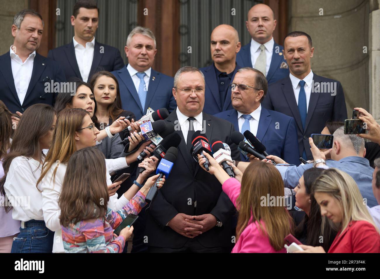 Bucarest, Romania. 12th giugno 2023: Nicolae Ciuca (C), presidente del Partito Nazionale Liberale (PNL), che oggi si dimise come Premier rumeno, parla alla stampa presso la sede del partito a Bucarest. Le sue dimissioni vengono a far rispettare l'accordo sulla "rotazione del governo", istituito nel novembre 2021 dalla coalizione di governo tra PNL, PSD e UDMR, Che dopo un anno e mezzo Nicolae Ciuca si dimetterà come Premier e la procedura costituzionale che inizierà terminerà con la nomina di Marcel Ciolacu, presidente del Partito socialdemocratico (PSD), come primo Ministro. Credito: lcv/Alam Foto Stock