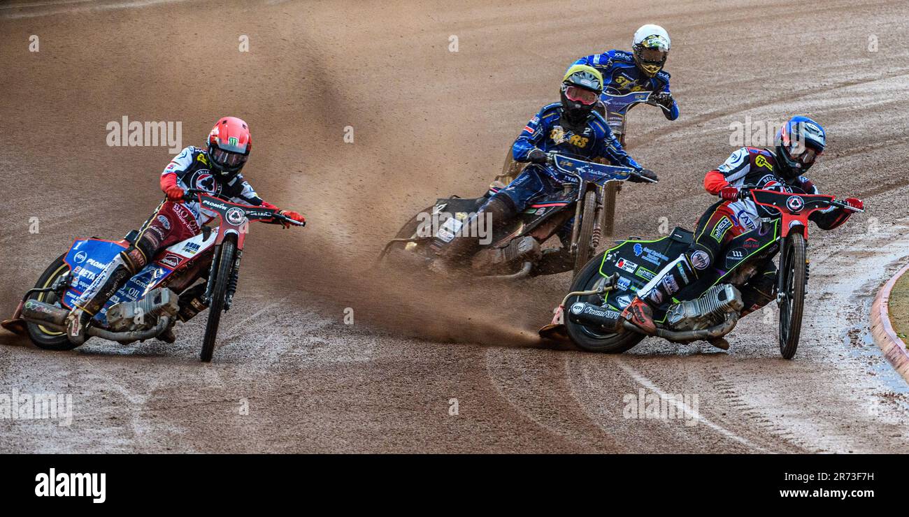 Manchester, Regno Unito. 12th giugno, 2023. Tom Brennan (Blue) e Dan Bewley (Red) guidano Thomas Jorgensen (Yellow) e Artem Laguta (White) durante la partita di Sports Insure Premiership tra Belle Vue Aces e King's Lynn Stars al National Speedway Stadium di Manchester, lunedì 12th giugno 2023. (Foto: Ian Charles | NOTIZIE MI) Credit: NOTIZIE MI & Sport /Alamy Live News Foto Stock