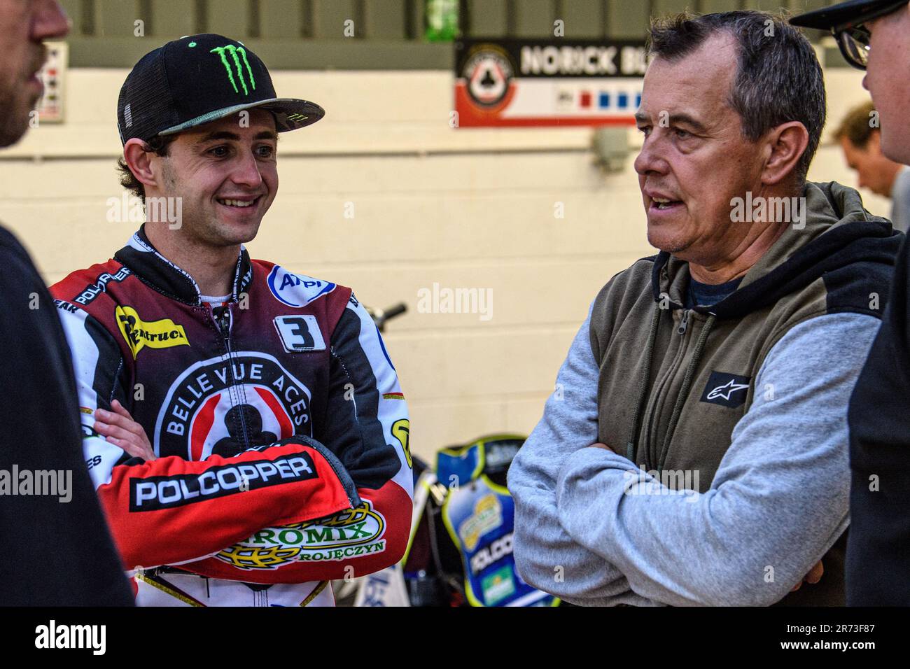 Manchester, Regno Unito. 12th giugno, 2023. Jaimon Lidsey chiacchiera con TT Star John McGuinness (a destra) durante la partita di Sports Insure Premiership tra Belle Vue Aces e King's Lynn Stars al National Speedway Stadium, Manchester, lunedì 12th giugno 2023. (Foto: Ian Charles | NOTIZIE MI) Credit: NOTIZIE MI & Sport /Alamy Live News Foto Stock