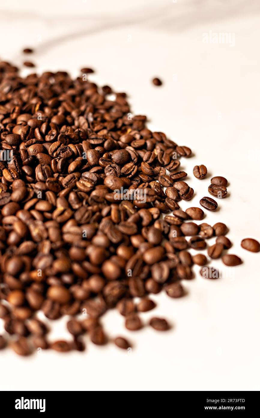 Macchie di caffè sul banco di marmo, immagine moderna del caffè, chicchi di caffè, immagine del brodo di caffè, marca di caffè, marchio bar, caffè con chicchi di caffè arrosto scuro Foto Stock