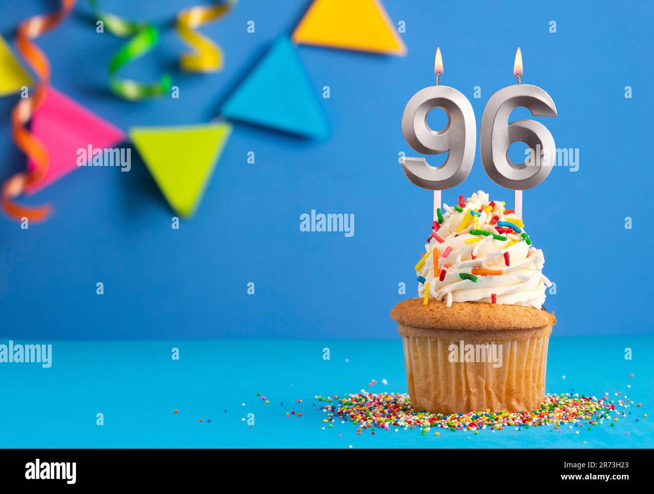 Candela numero 96 - torta di compleanno su sfondo blu Foto Stock