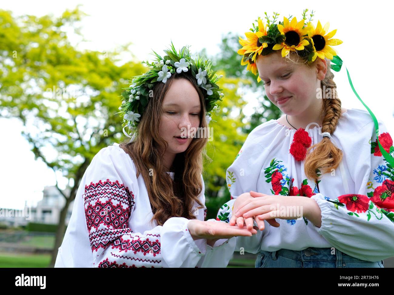 belle donne ucraine giovani ragazze in abiti nazionali ridere gioco danza intrecciare capelli sorridendo piacevole passatempo tempo di pace Foto Stock