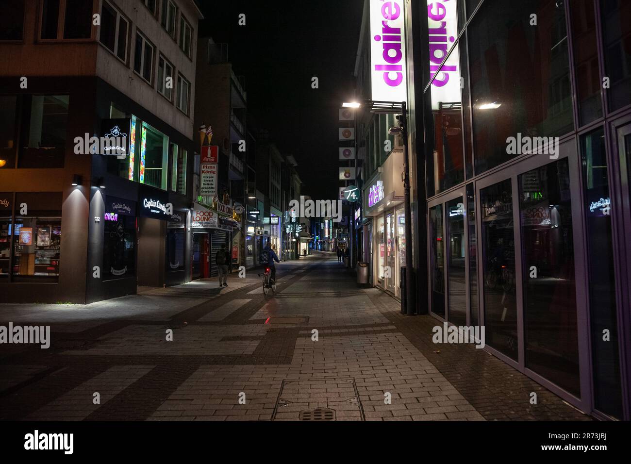 Foto di Hohe Strasse con negozi e negozi chiusi di notte a Colonia, Germania. Hohe Straße è una strada commerciale nel centro storico di Colonia, in Germania Foto Stock