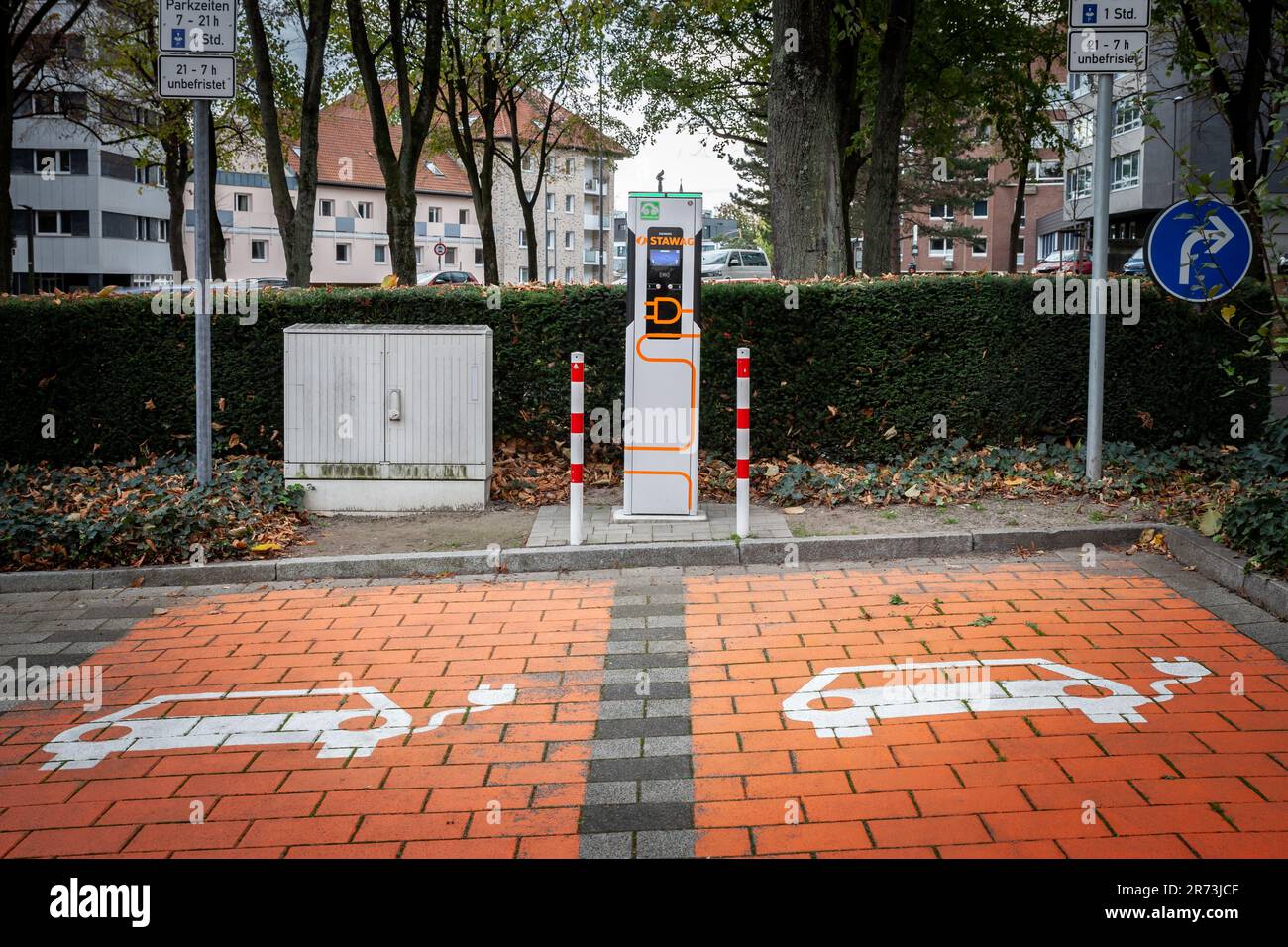 Immagine di un caricabatterie elettronico tedesco, una stazione di ricarica per auto elettriche nel centro della città di Aquisgrana, Germania, con il logo Stawag. Stadtwerke AA Foto Stock