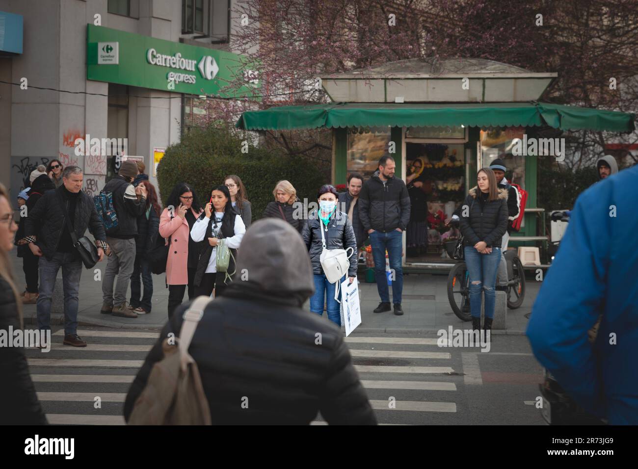 Immagine di una vecchia donna che indossa una maschera respiratoria nel centro di Bucarest in Romania durante la pandemia del Covid 19. Foto Stock