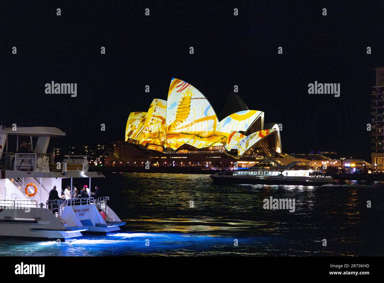 VIVID Sydney 2023. Spettacolo di luci e illuminazione delle vele dell'Opera House nel Porto di Sydney. Vista sul Circular Quay Foto Stock