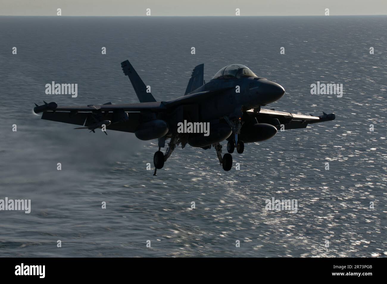 Un e/A-18G Growler, attaccato ai 'Gray Wolves' di Electronic Attack Squadron (VAQ) 142, si avvicina al ponte di volo della più grande portaerei del mondo USS Gerald R. Ford (CVN 78), 10 giugno 2023. Il VFA 31 viene implementato a bordo del CVN 78 come parte del Carrier Air Wing (CVW) 8. Gerald R. Ford è il gruppo statunitense La più recente e avanzata portaerei della Marina, che rappresenta un salto generazionale negli Stati Uniti Capacità della Marina di proiettare potenza su scala globale. Il gruppo Gerald R. Ford Carrier Strike Group è in fase di implementazione pianificata negli Stati Uniti Naval Forces Europe area of Operations, impiegato dagli Stati Uniti Sesta flotta da difendere Foto Stock